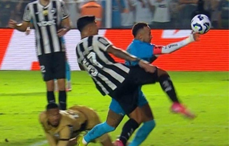 Neymar phá vỡ im lặng sau pha dùng tay chơi bóng lộ liễu