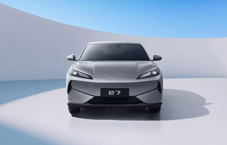 BYD trình làng e7: Sedan điện rộng rãi, giá quy đổi chỉ hơn 360 triệu, pin “trâu” 520 km