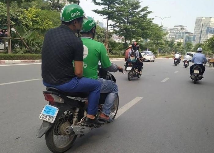 Dù mức phạt tăng cao, các shipper vẫn liều lĩnh che biển số