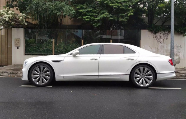 Bentley Flying Spur V8 đời 2021 rao bán hơn 13 tỷ: Xe cũ nhưng tại sao vẫn khiến giới đại gia tranh nhau sở hữu?
