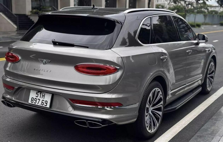 Cận cảnh Bentley Bentayga V8 2020 tại Thành phố Hồ Chí Minh: 4 năm chỉ chạy 1.308 km, như xe “đập hộp”