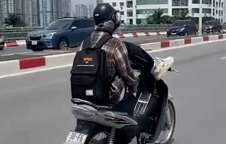 Hà Nội: Nam thanh niên lái xe bằng chân trên cầu vượt – mối nguy từ trào lưu “câu view liều mạng”