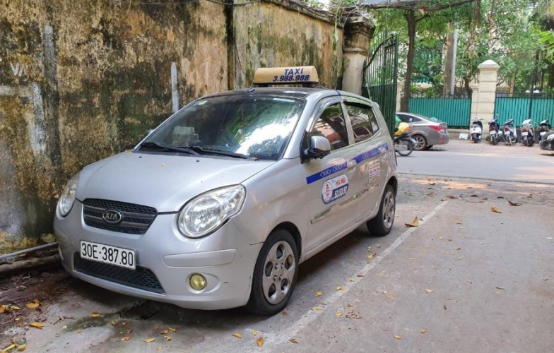 Cuốc taxi 4,2 triệu đồng và góc khuất chưa lời giải của “xe dù” đô thị