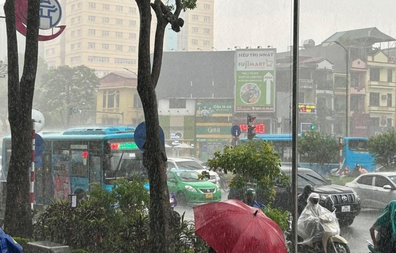 Mưa lớn giữa giờ tan tầm, nhiều tuyến phố Hà Nội ngập sâu, giao thông hỗn loạn