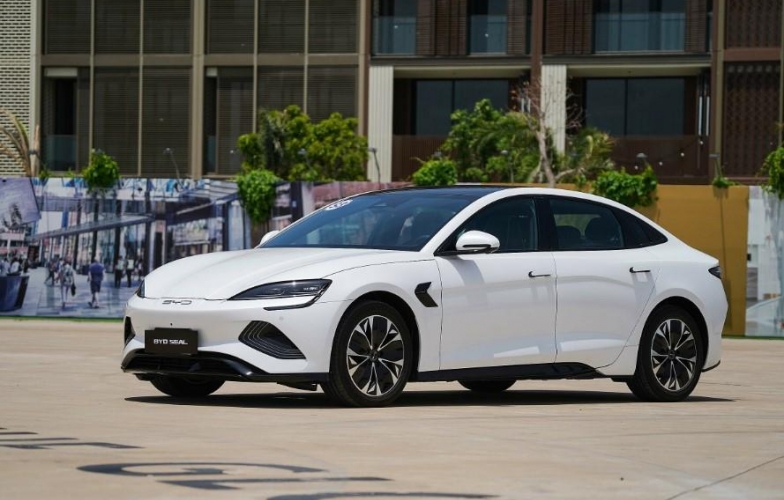 Sedan “hết thời” tại Việt Nam nhưng vẫn là biểu tượng đẳng cấp ở thị trường này