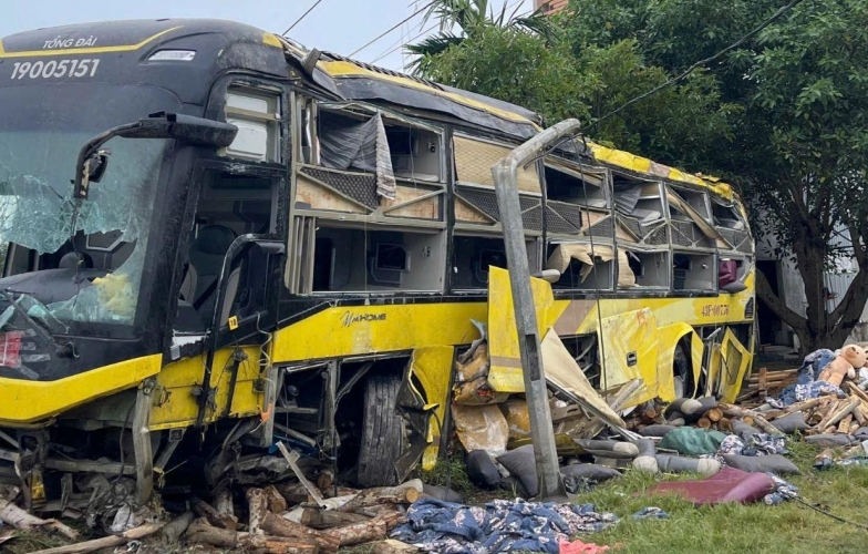 Hành khách kể phút giây kinh hoàng trong vụ lật xe khách tại Hà Tĩnh: “Kính vỡ tung, người nằm chồng lên nhau”