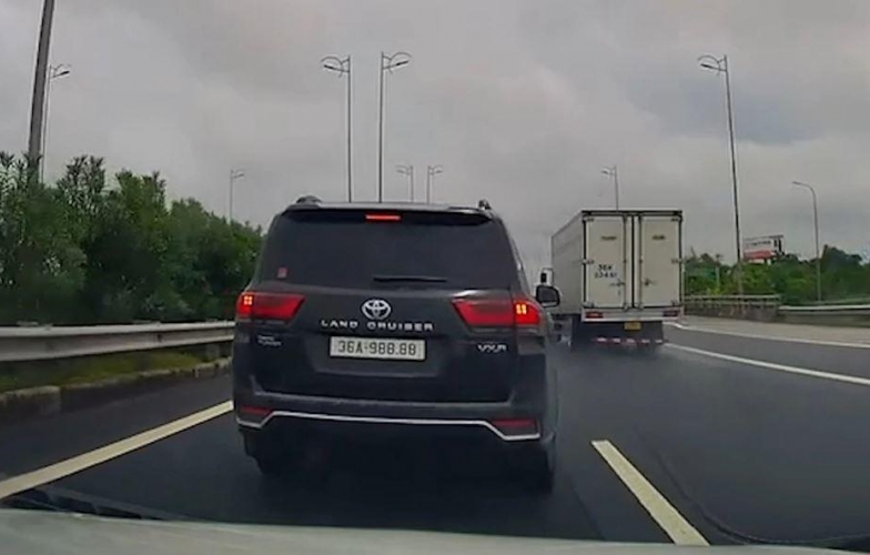 Tài xế Land Cruiser liều lĩnh phanh gấp giữa cao tốc, hàng loạt xe phía sau thót tim