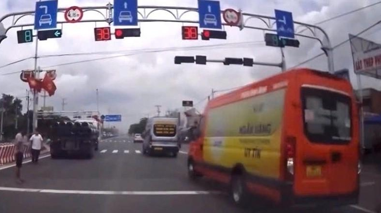 Ô tô 'nối đuôi nhau' vượt đèn đỏ trên QL51, người đi bộ hoảng hốt né tránh
