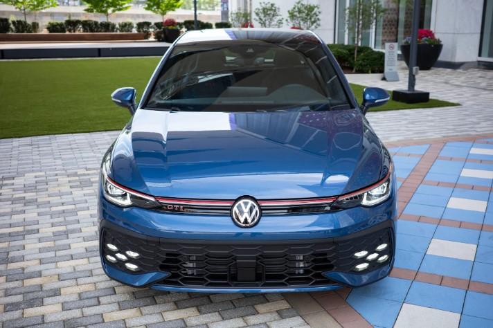 Huyền thoại hatchback Volkswagen Golf cập bến, hâm nóng cuộc đua với Civic và Altis