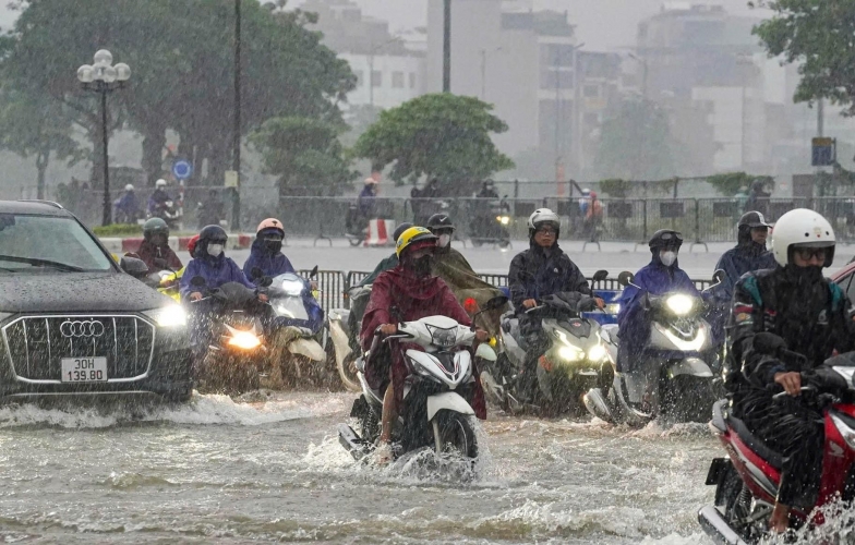 Hà Nội phát lệnh báo động lũ cấp I trên sông Tích, sông Bùi – cảnh báo 65 điểm ngập úng nội đô