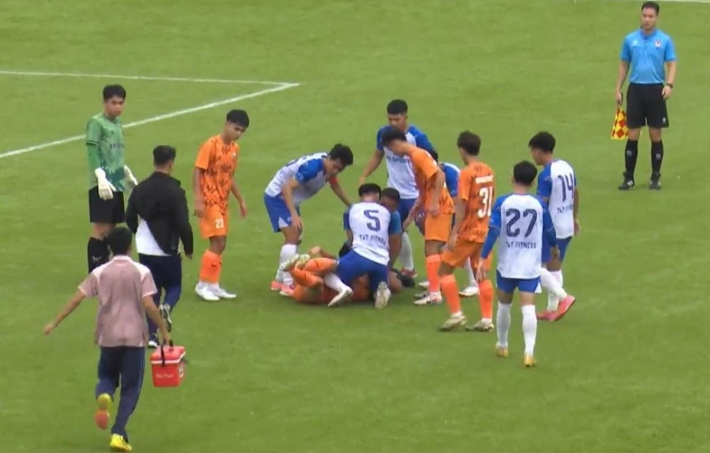1 cầu thủ bất ngờ bị co giật ở giải hạng 3 Việt Nam