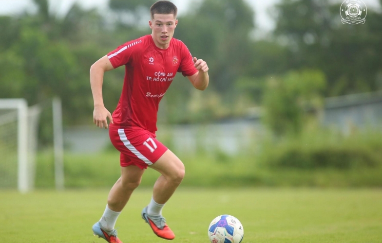 Vừa ghi bàn, tiền đạo Việt kiều Anh cao 1m9 lập tức đi vào lịch sử