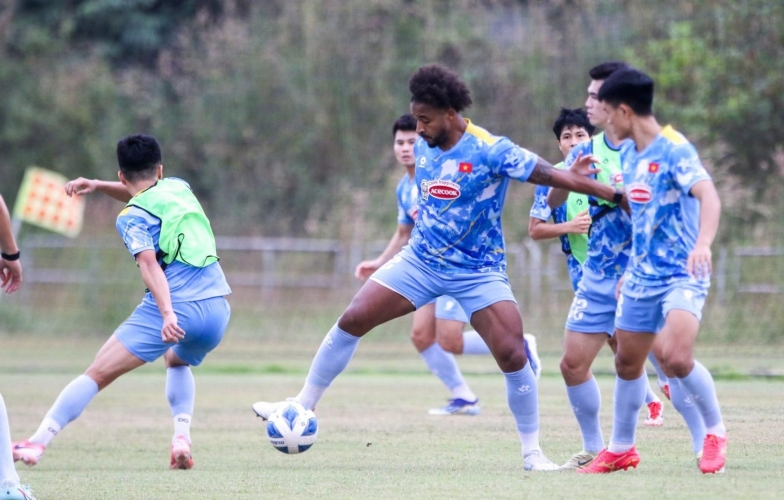 VIDEO: ĐT Việt Nam tập nặng trong ngày đầu ra sân ở Lào