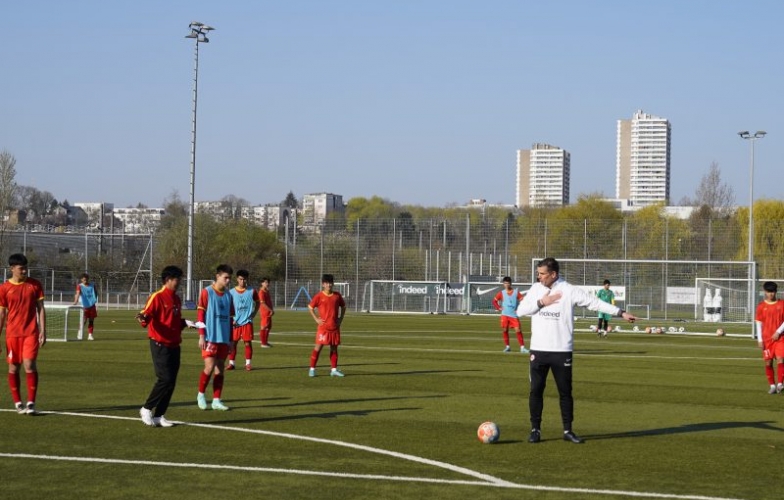 U17 Việt Nam tập buổi đầu tiên tại Frankfurt trong chuyến tập huấn ở Đức