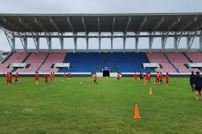 Tuyển Việt Nam tập luyện bất chấp cơn bão Wipha