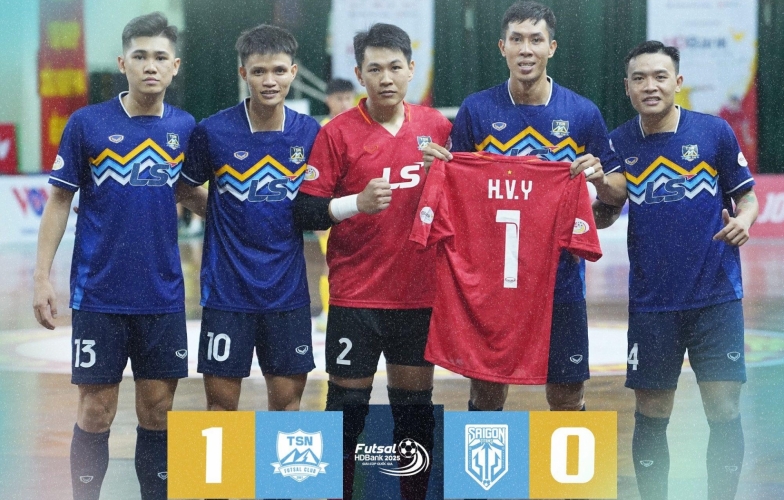 Lỡ SEA Games, thủ môn số 1 Việt Nam được đồng đội làm 1 điều