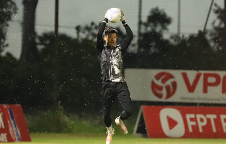 Cựu thủ môn U23 Việt Nam chơi xuất thần trong ngày trở lại V-League