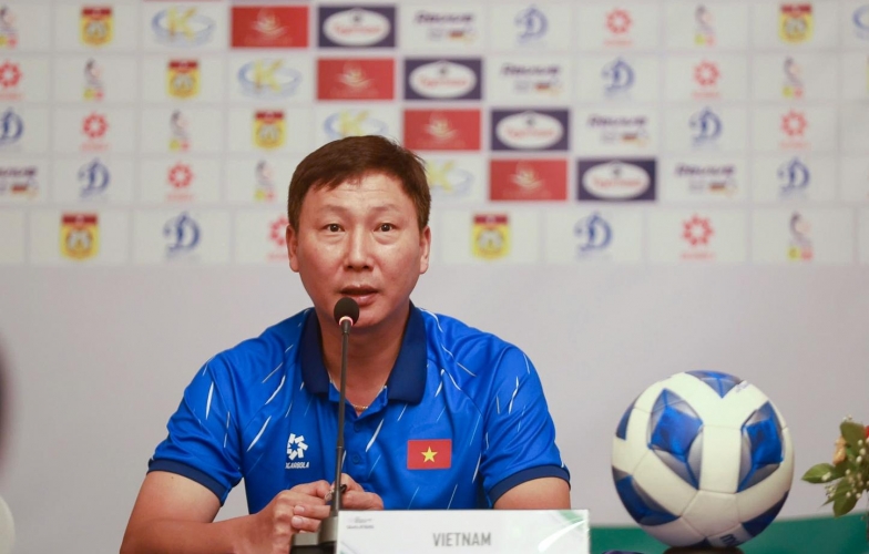 VIDEO: HLV Kim Sang Sik mong Xuân Son ghi bàn trước Lào