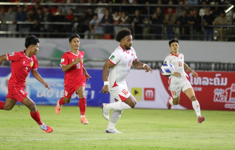 Hàng loạt cầu thủ Lào làm điều này với ngôi sao ĐT Việt Nam