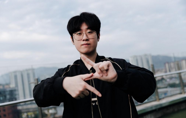 Zeus khẳng định chắc nịch trong ngày tái ký với HLE: 'Tôi sẽ vô địch thế giới lần nữa'