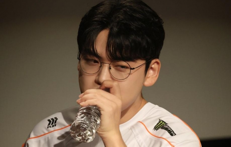 Khán giả phấn khích khi HLE có hành động 'hơn đứt' T1 trong ngày giới thiệu Gumayusi