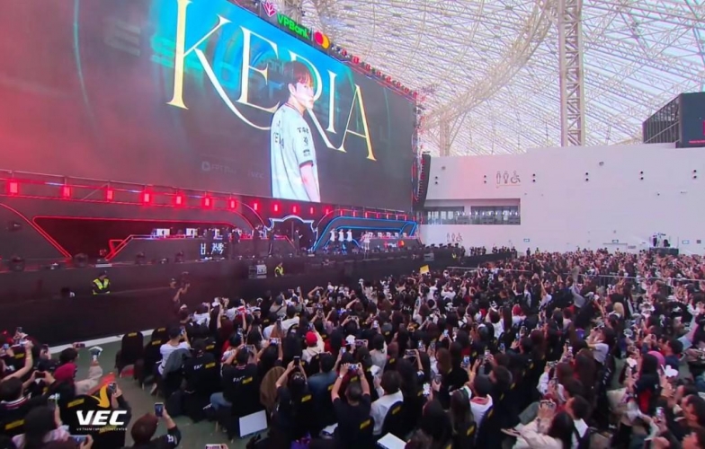 Fan LCK ngỡ ngàng khi thấy fan meeting của T1 tại Việt Nam chật kín khán giả