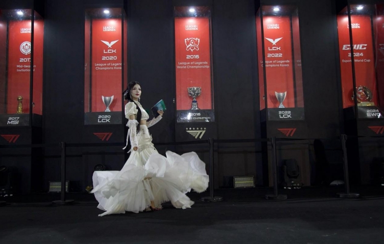 MC xinh đẹp bậc nhất làng LMHT quỳ gối xin lỗi tuyển thủ T1 vì lý do 'khó đỡ'