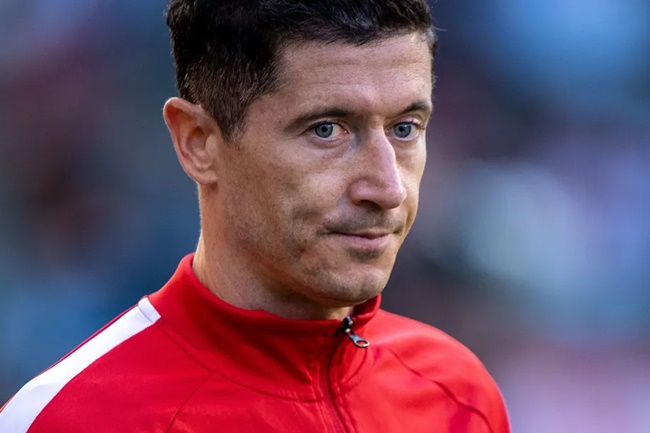 2 gã khổng lồ giành giật Lewandowski với Barca