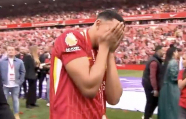 Alexander-Arnold bật khóc khi nâng cúp Premier League