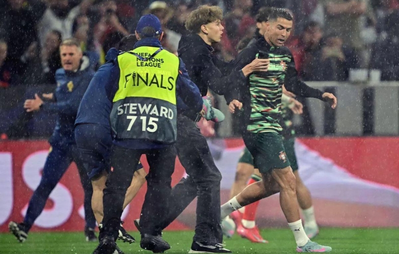 Fan cuồng lao thẳng vào sân ôm Ronaldo trước trận gặp Đức