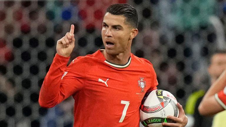 Ronaldo nhận vô vàn chỉ trích vì hành động không ai ngờ tới