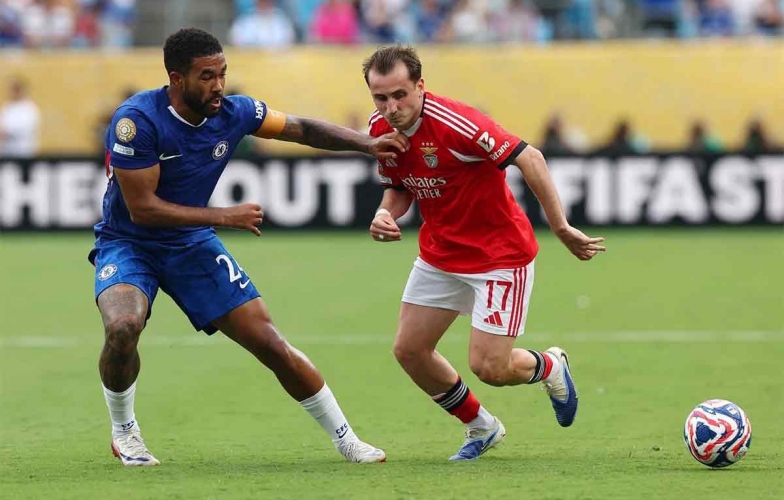 Trận Chelsea và Benfica bị hoãn ở phút 86
