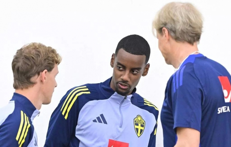 Isak phủ nhận tin đồn Liverpool can thiệp lên tuyển Thụy Điển
