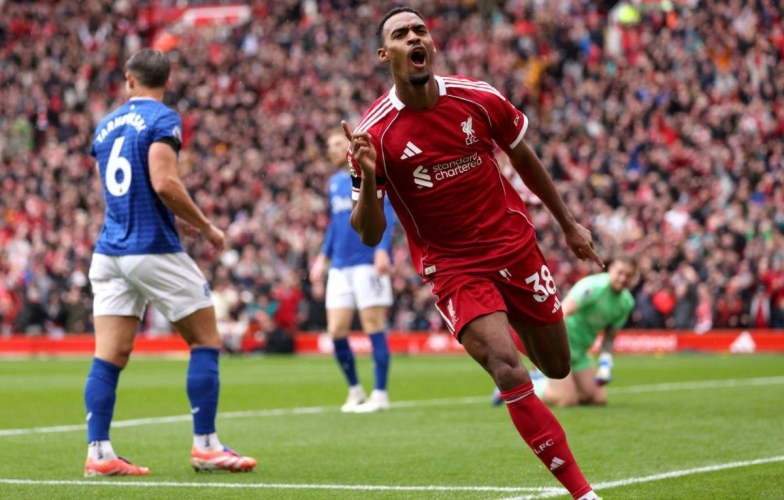 Sao Liverpool phá kỷ lục 34 năm ở derby Merseyside