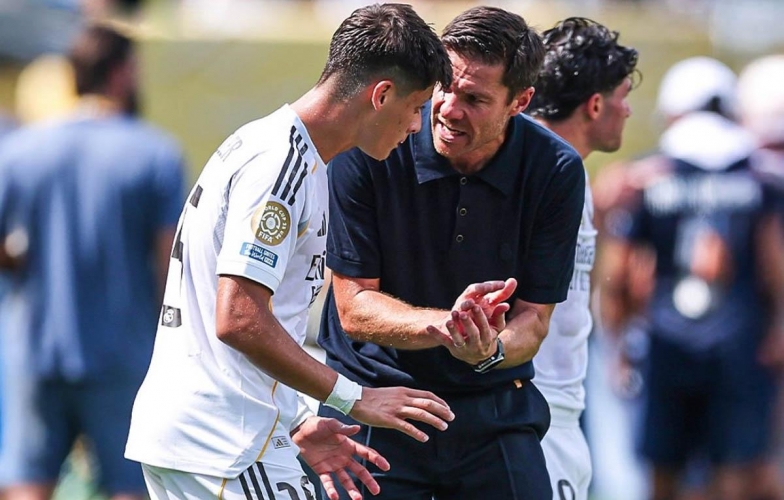 Xabi Alonso hoặc là mạnh tay, hoặc là làm 'con rối'