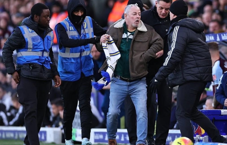 Cổ động viên lao vào sân đòi 'ăn thua đủ' với huấn luyện viên