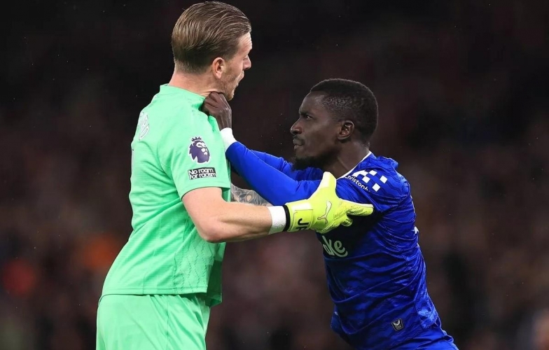 Cú tát đồng đội trước MU khiến Gueye trả giá đắt