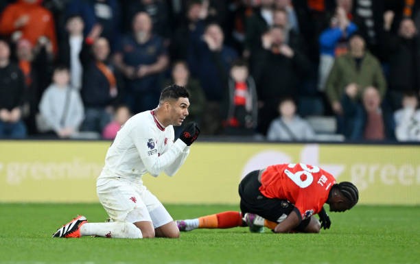 HLV Luton Town: 'Casemiro xứng đáng phải nhận thẻ đỏ'