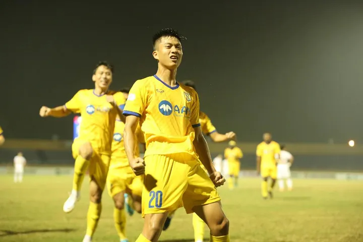 Phan Văn Đức lập siêu phẩm, SLNA 'hủy diệt' Hải Phòng để dẫn đầu BXH