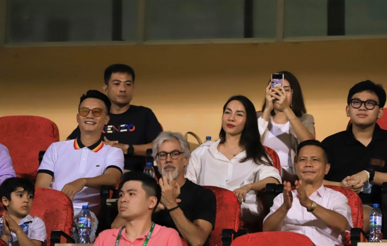 VIDEO: HLV Park và những nhân vật đặc biệt trên khán đài VIP sân Hàng Đẫy