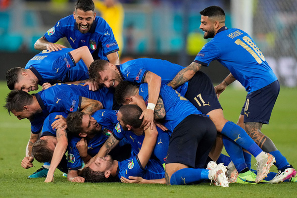 Italia trên vai những người đàn ông bình thường