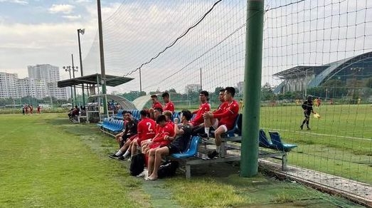 NÓNG: Bùi Tiến Dũng và các đồng đội rủ nhau bỏ tập