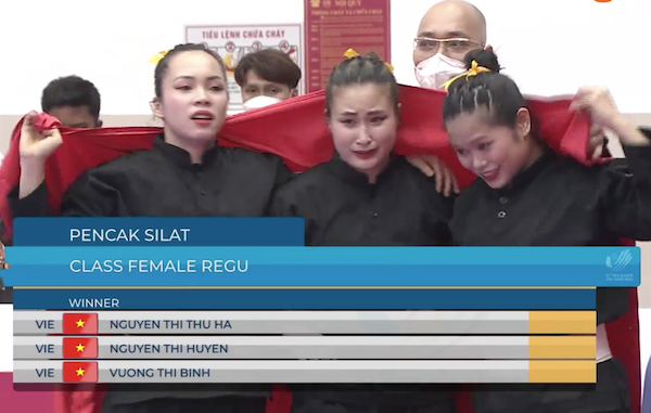 VIDEO: Ba cô gái bật khóc khi giành HCV cho đoàn TTVN