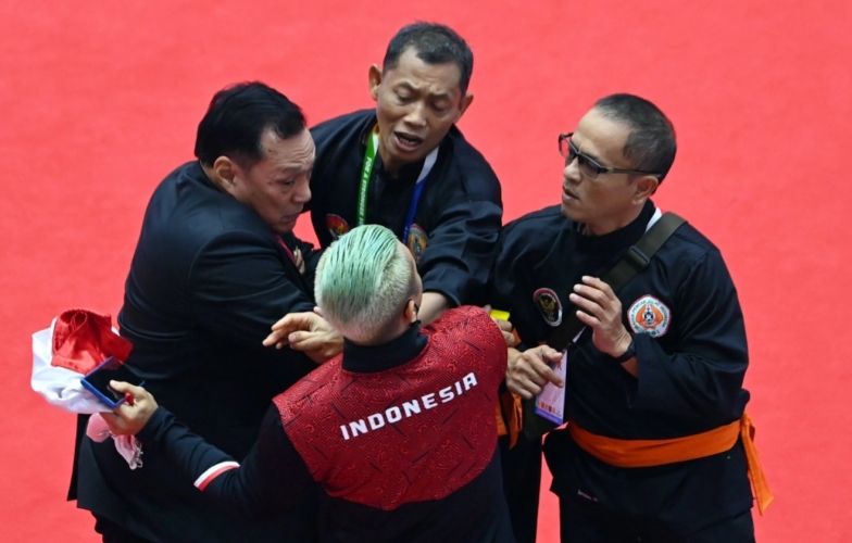 VIDEO: HLV Pencak Silat Indonesia đòi đánh trọng tài đồng hương ở SEA Games 31