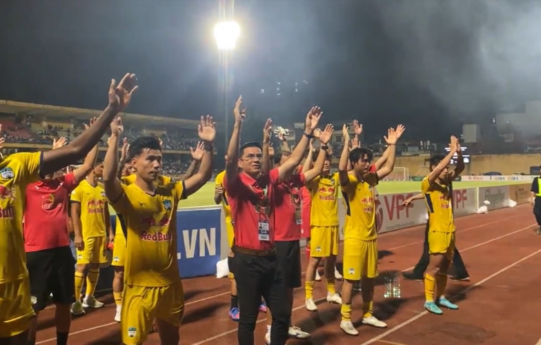 VIDEO: HAGL có hành động đẹp với CĐV sau trận thua trước Hà Nội FC