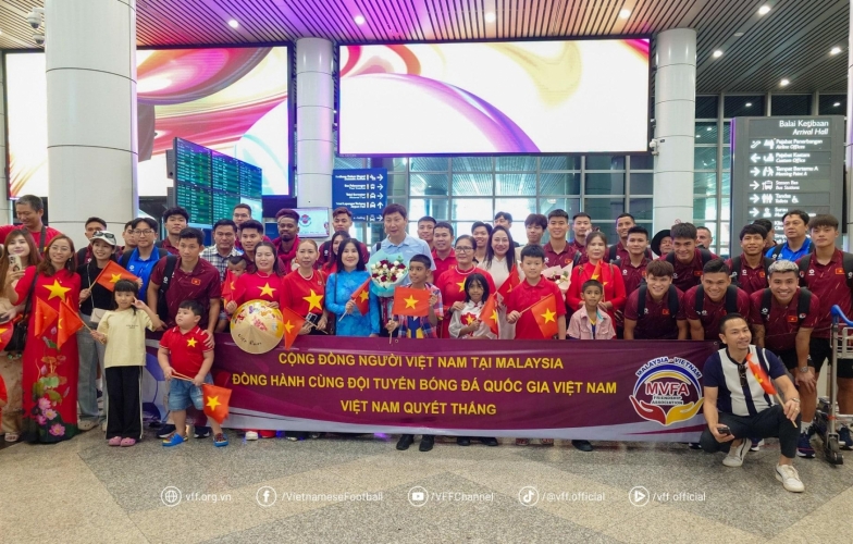 Vừa tới Malaysia, ĐT Việt Nam nhận 'doping tinh thần' cực lớn