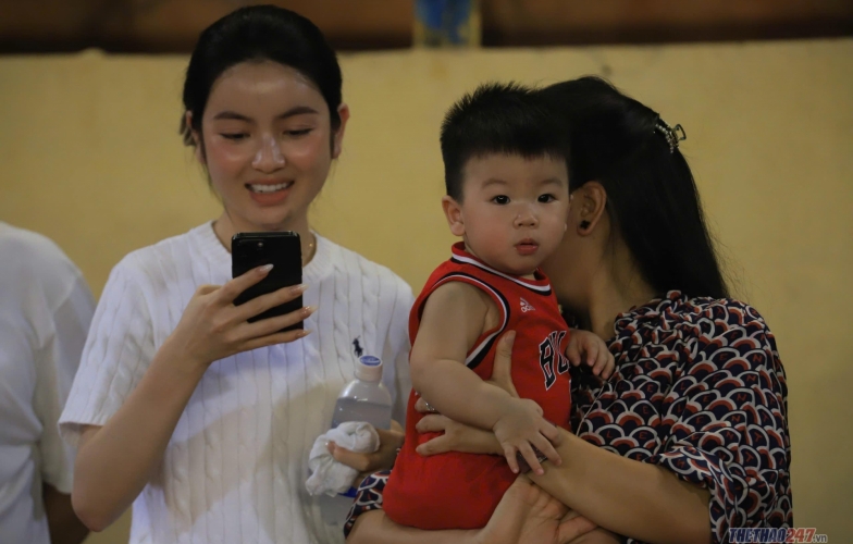 Vợ con Quang Hải chiếm trọn 'spotlight' trong ngày chồng thi đấu rực sáng