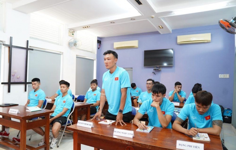 Nhiều tuyển thủ Việt Nam tham gia học bằng HLV futsal