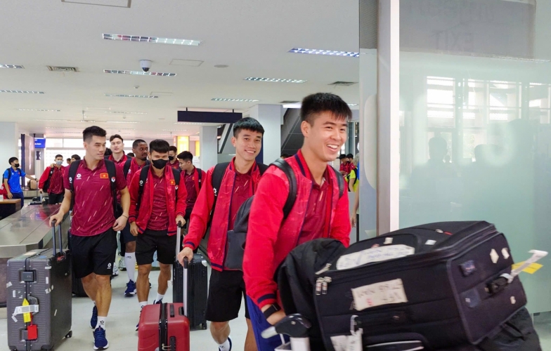 HLV Kim Sang Sik cho ĐT Việt Nam nghỉ ngơi ngay sau khi tới Lào