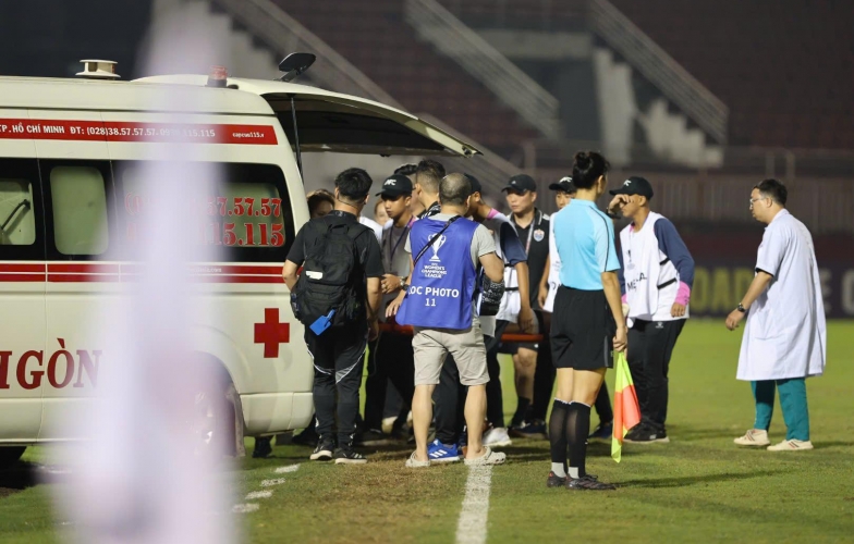 Cầu thủ Singapore bất tỉnh, phải nhập viện khi đang thi đấu TPHCM I
